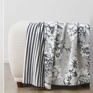 Casual Living Reversible Luxe Plush 50x70 Throw